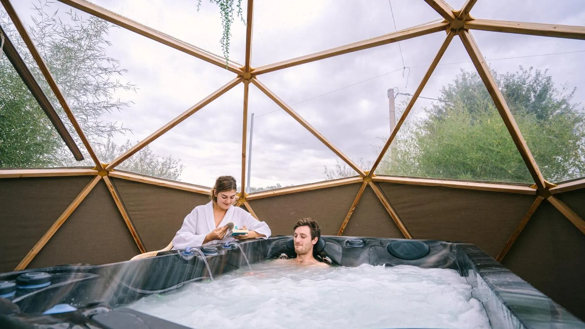 Le Dome Et Son Jacuzzi Bed & Breakfast Grazac  France